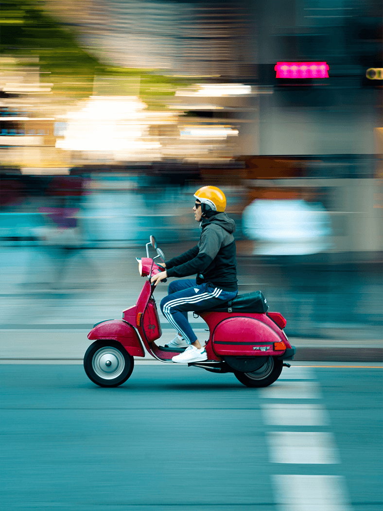 Jongen op scooter Verzekering klantenservice abonnement